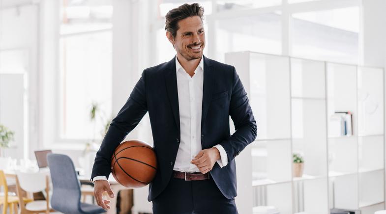 Mann mit Basketball im Büro