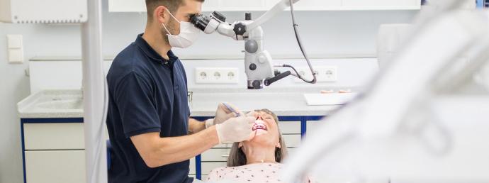 Zahnarzt behandelt eine Frau