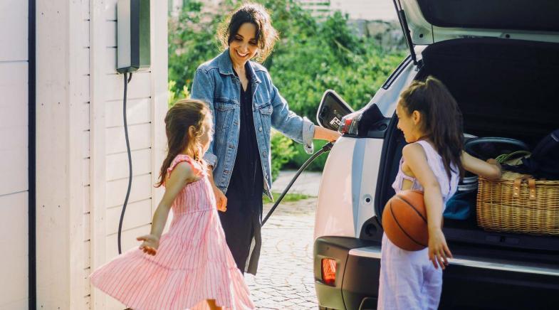 Familie steht vor Ihrem Auto