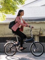 Frau fährt auf einem Fahrrad