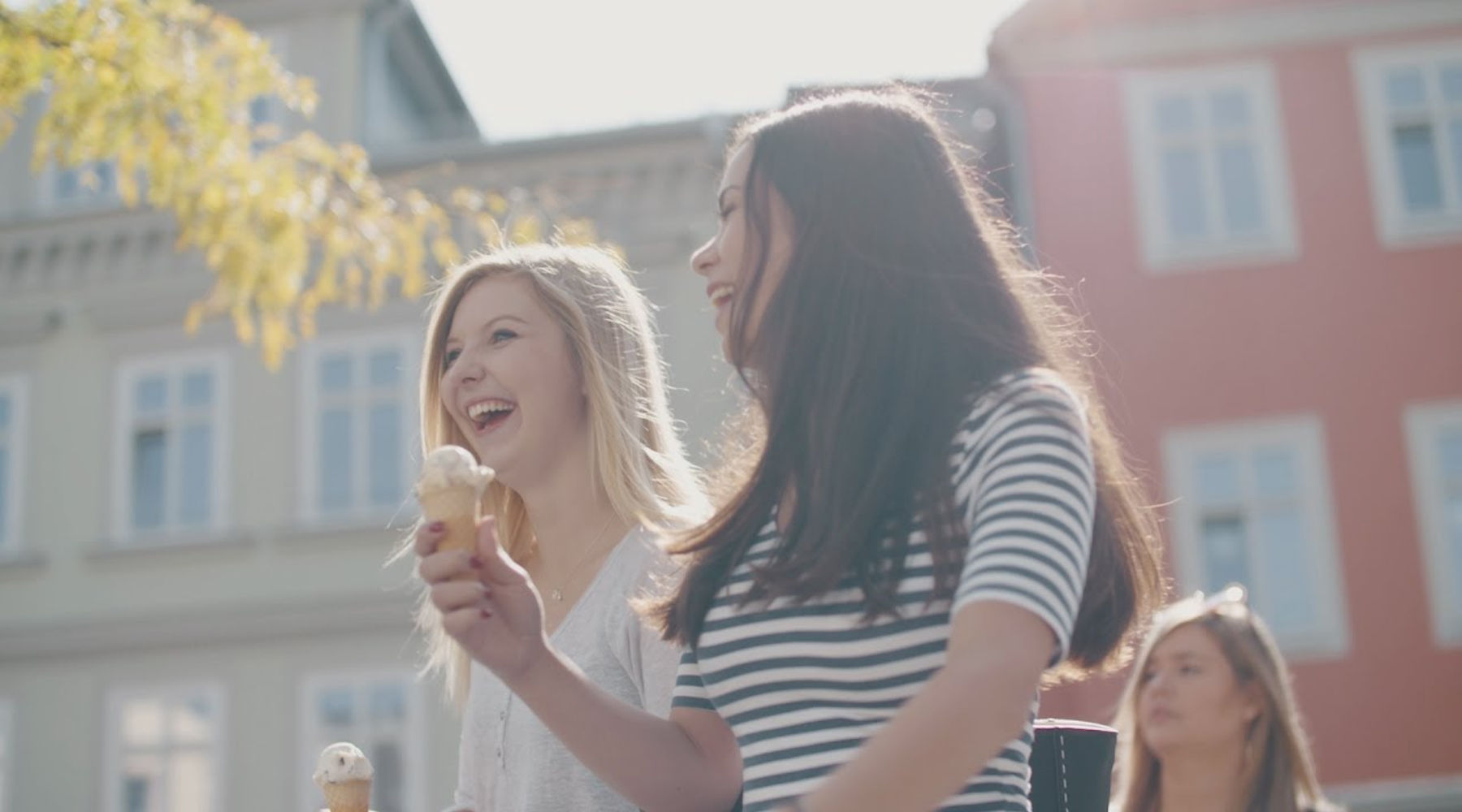 Zwei junge Frauen essen ein Eis