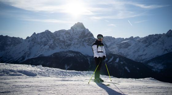 Skifahrer vor Bergkulisse