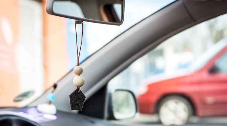 Selbstgebastelter Autoduft hängt am Rückspiegel im Auto