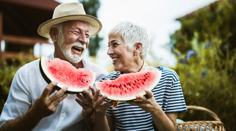 Älteres Paar isst Melone