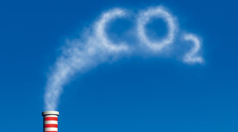 Rauchwolke aus Gebäude mit Schrift CO2